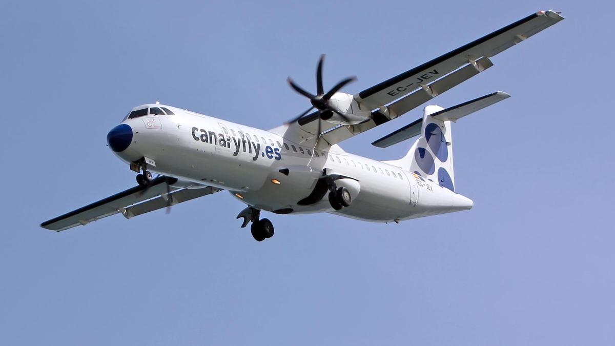 Un avión de CanaryFly durante una de sus rutas en Canarias.