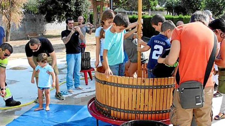 Els infants van participar en la tradicional trepitjada de raïm