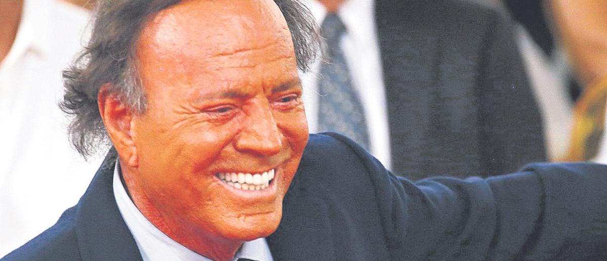 Julio Iglesias sonríe tras descubrir su estrella del Paseo de la Fama de Puerto Rico, en 2016.