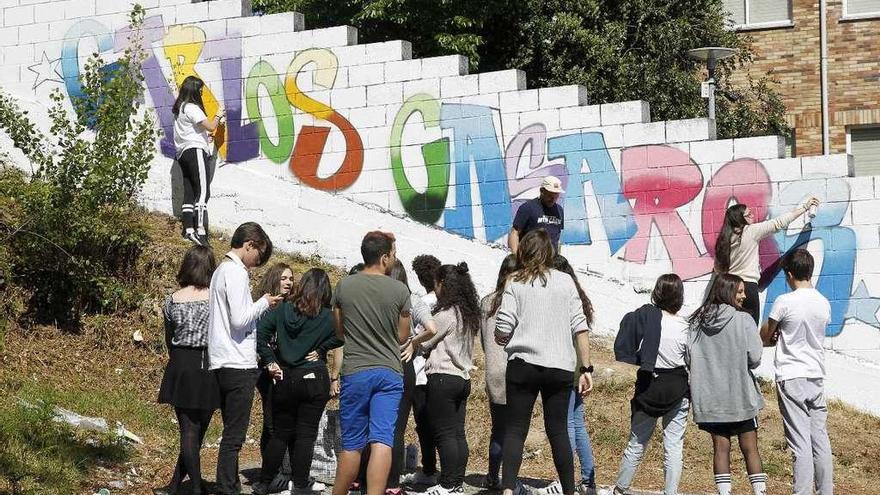 El mural, ya terminado, con el nombre de Carlos Casares, su retrato y su galiña azul. // R. Grobas