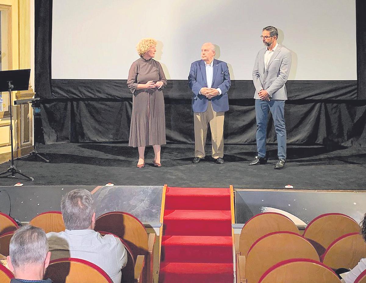 Raquel Díaz, Tomás Barreto y José Miguel González, durante la presentación del informe económico en el Teatro Chico de la capital palmera.