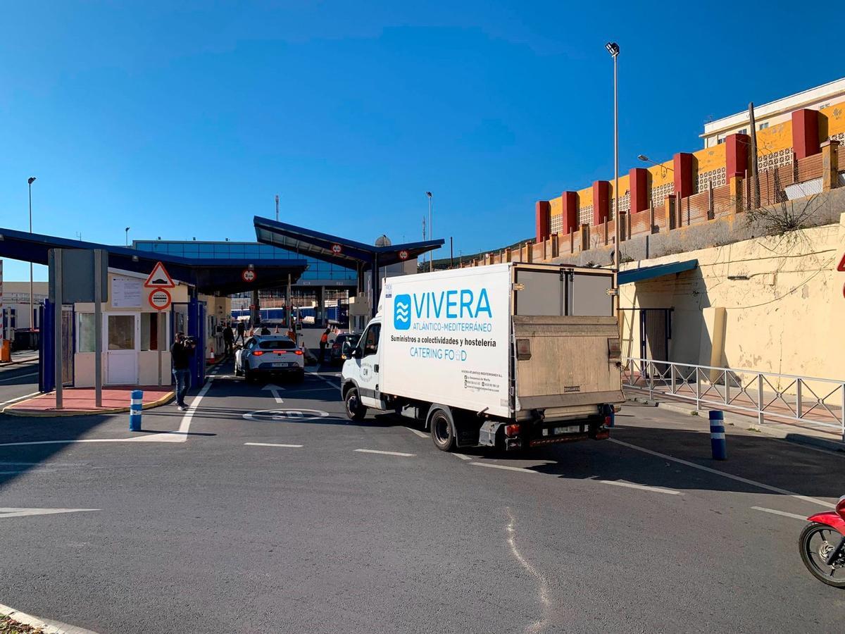 Camión español que atraviesa la aduana comercial de Ceuta con Marruecos