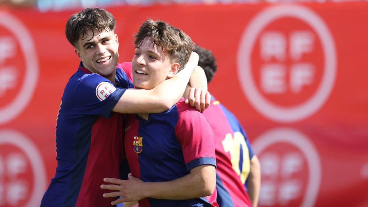 Arnau Pradas celebra su gol en Villanueva de la Serena