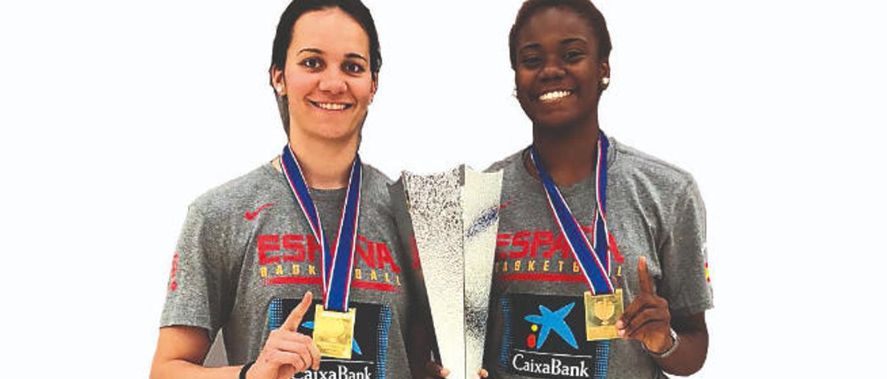 Naira Cáceres -izquierda- e Iris Junio, con sus respectivas medallas y el trofeo a su llegada de ayer a Madrid.