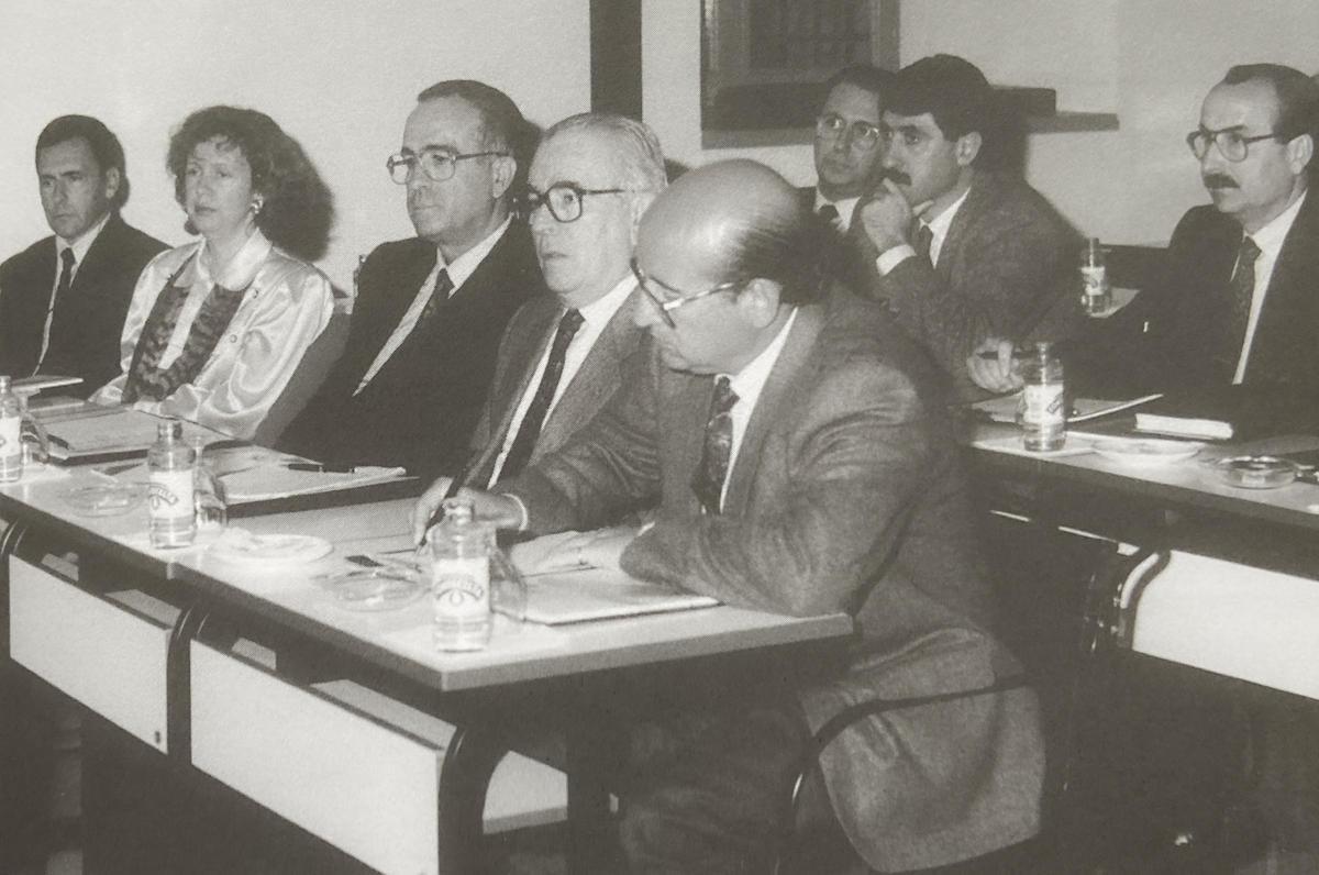 En primer término, de dcha. a izq.: Pérez Segura, Peláez, Sala y Carmen Ayela toman notas durante la presentación al Club de Inversores del Plan Estratégico de la Provincia, 1992.