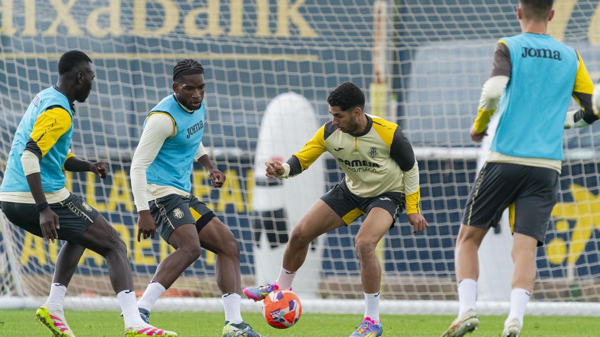 Ayoze Pérez (d) regresa a la que fue su casa, el Benito Villamarín, donde es odiado por la afición del Real Betis, que le recibirá con pitos.
