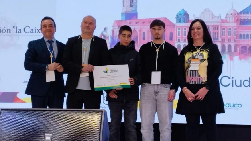 Por la izquierda, Marc Simón, de La Caixa; el director del IES, Daniel Menéndez; los alumnos Pablo Menéndez y Jorge Cuervo, y Marta Guirao, orientadora del instituto, recogiendo el premio en Ciudad Real. |