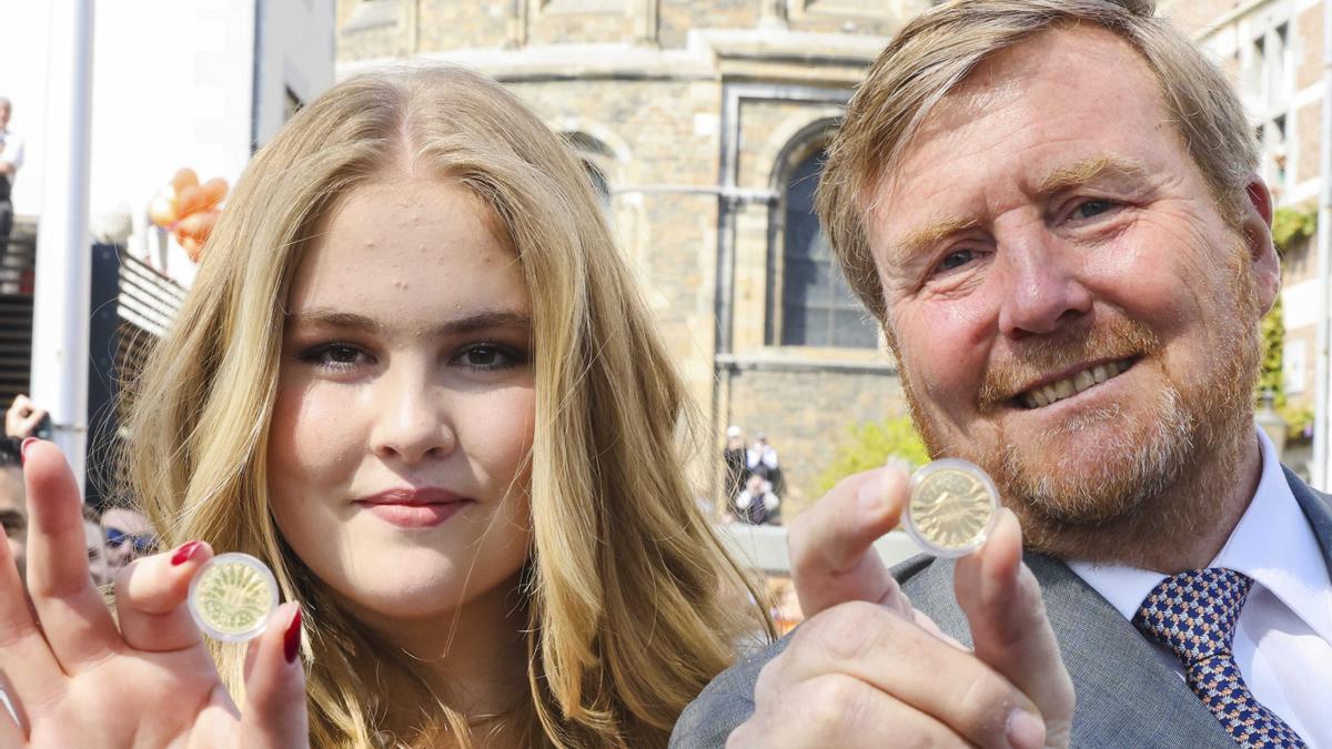 La princesa Amalia, junto a su padre, Guillermo de Holanda