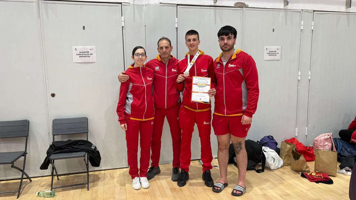 La expedición benaventana posa para las cámaras tras participar en el Campeonato de España con Castilla y León.