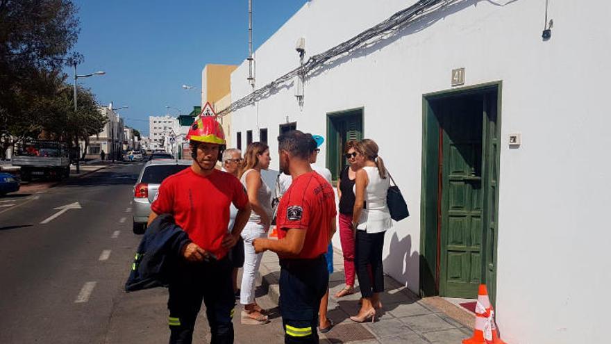 Astrid Pérez (centro), ayer, junto a Nova Kirkpatrick, María Jesús Tovar y bomberos del consorcio junto a la casa afectada.