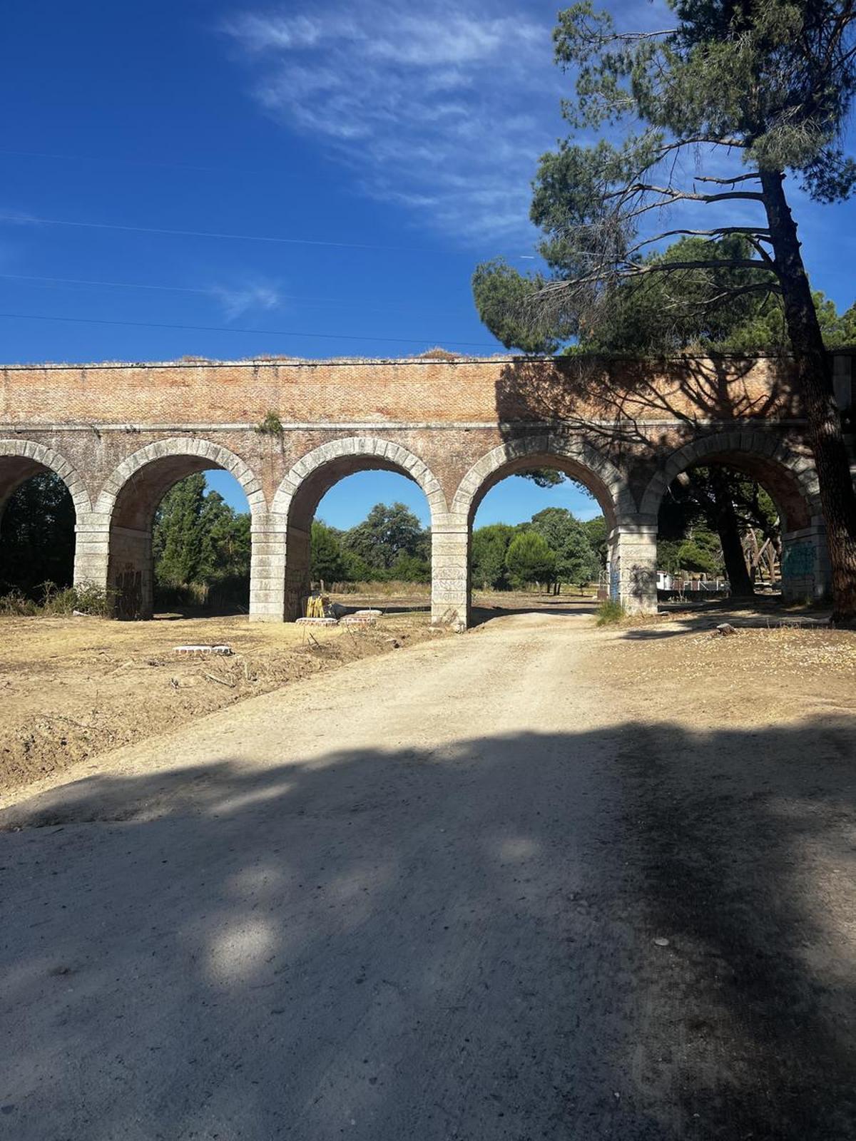Este puente histórico se encuentra en mitad del camino.