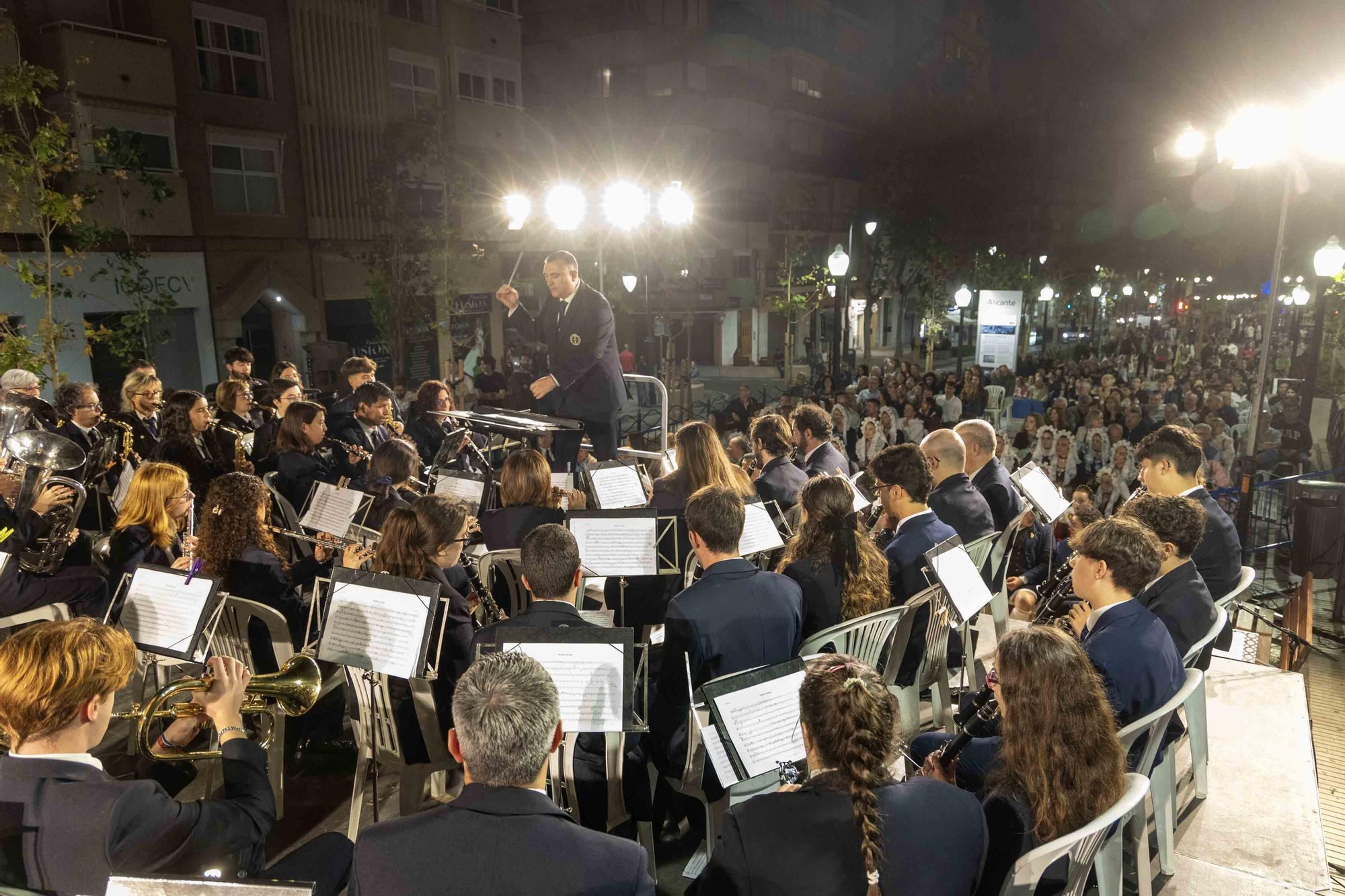 El homenaje al fundador de las Hogueras, José María Py, y el Festival de Bandas de Andrés Llorens iluminan una noche con olor a fiesta y pólvora