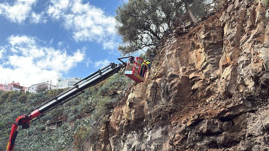 Habilitan un paso alternativo en la carretera de Valsequillo afectada por el desprendimiento de rocas