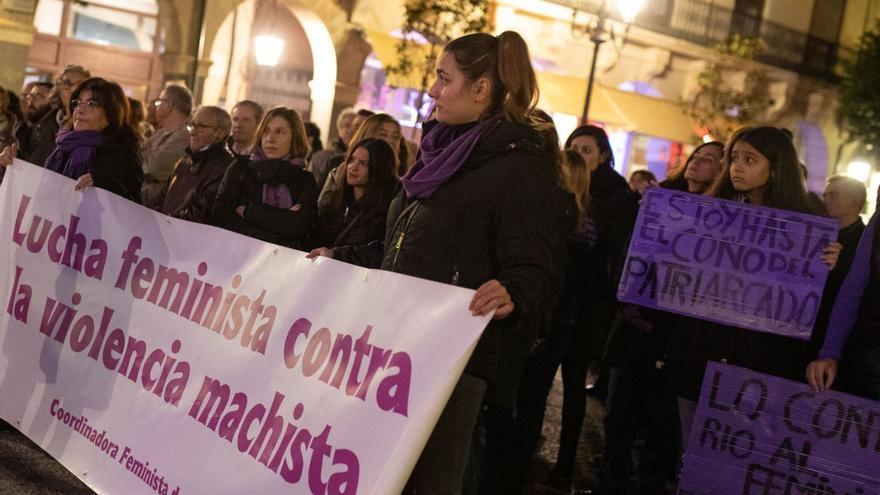 Mujeres jóvenes y adolescentes se manifiestan en Zamora contra la violencia machista.