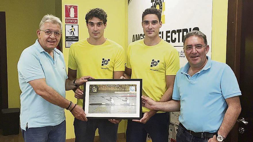 Daniel y Marcos Abad entregan un cuadro con los resultados de su temporada a los responsables de Angser Electric y parte de la fábrica en funcionamiento.