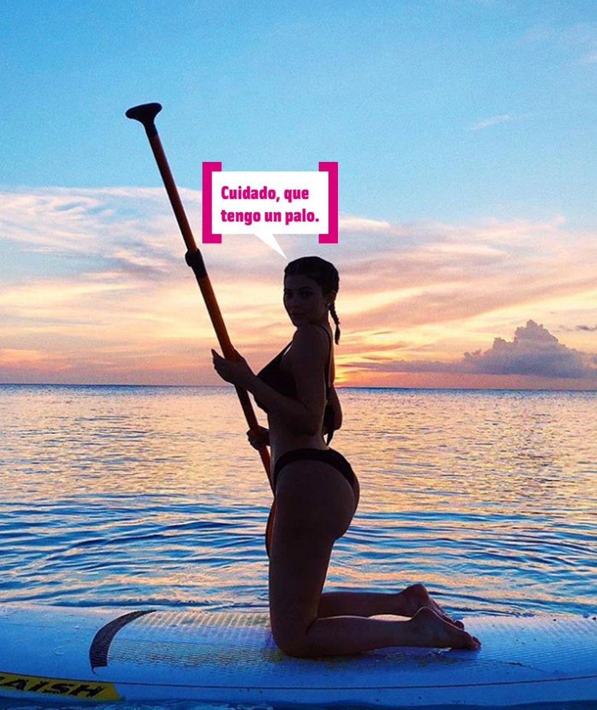 Kylie Jenner haciendo pádel surf