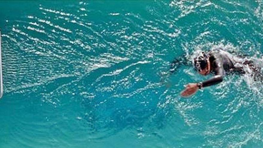 El triatleta, en su piscina