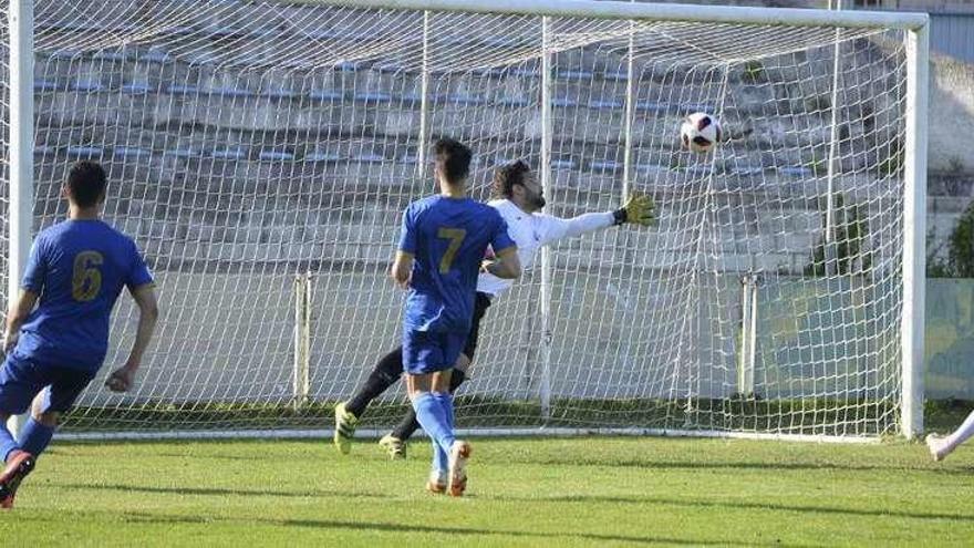 La jugada del tercer gol del Mosconia, obra de Vicente, a la izquierda con el número 7, ayer en el Suárez Puerta.