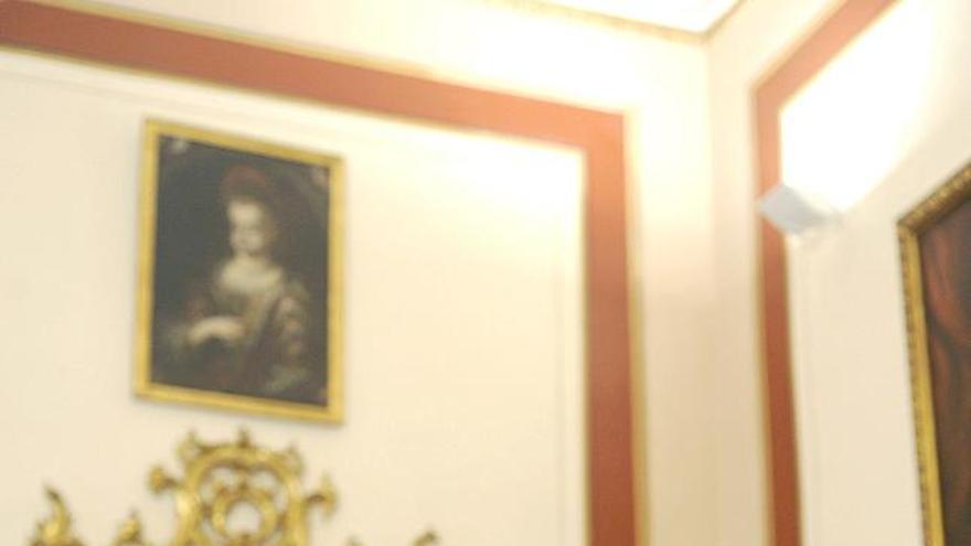 La consejera de Cultura, Rosa Torres (c), la diputada de Cultura, Susana Radío (d), y el alcalde de Antequera, Ricardo Millán (i), durante la rueda de prensa en la que presentaron los actos del centenario dedicado al poeta antequerano José Antonio Muñoz Rojas.