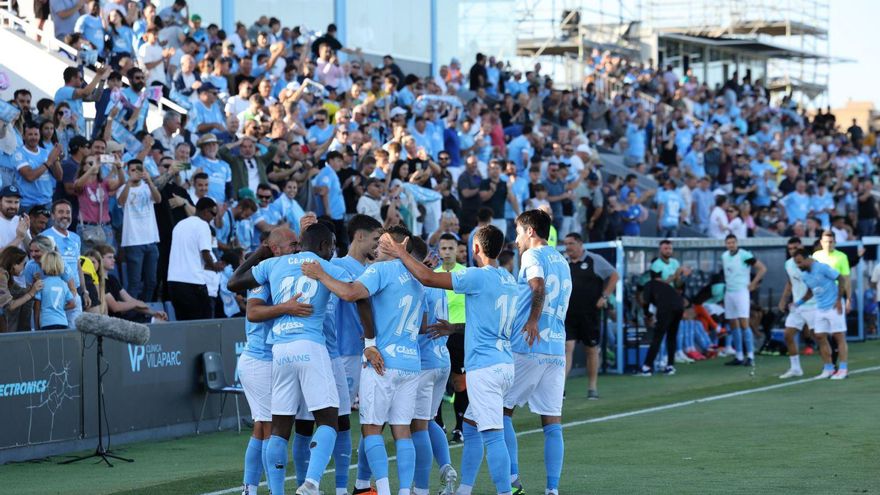 Los jugadores de la UD Ibiza celebran un gol en la derrota ante el Barça Atlètic en las semifinales de la promoción de ascenso a Segunda del 2024.