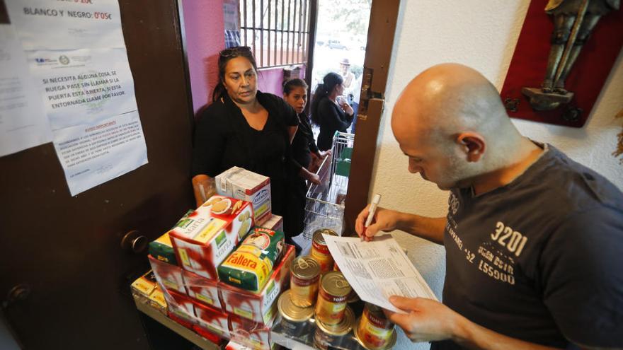 Entrega de alimentos de la asociación de vecinos Avenida de la plata-General Urrutia de València.