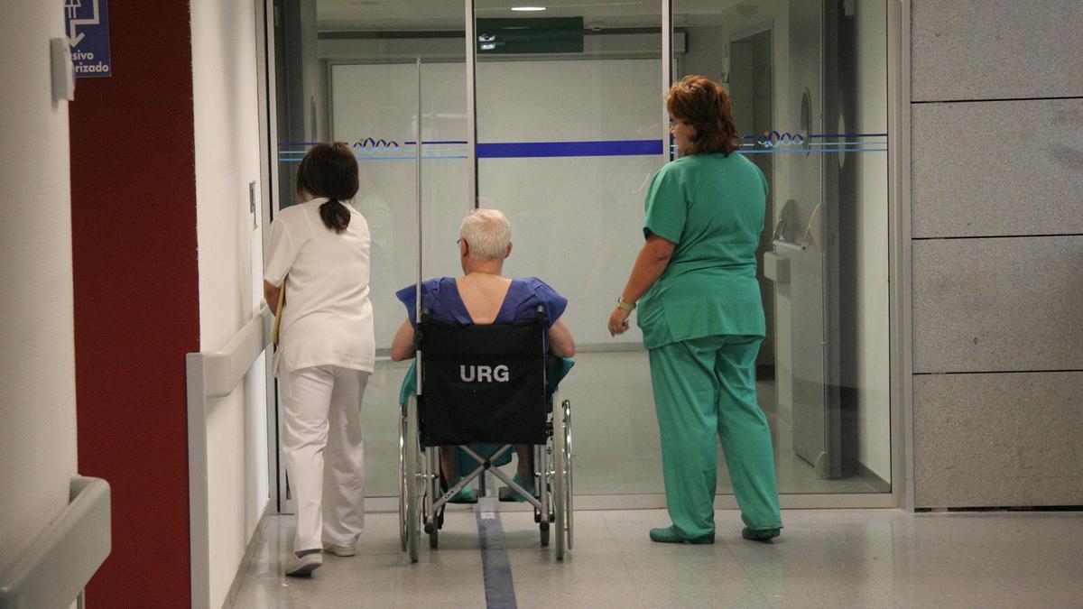 Miembros del personal sanitario acompañando a un paciente