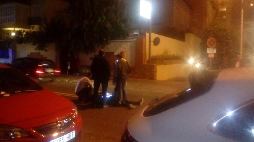 El ciclista accidentado, aún en la calzada.