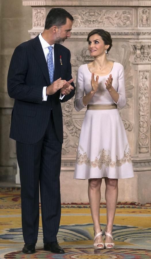 Inspiración bodas: Doña Letizia con vestido blanco con detalles