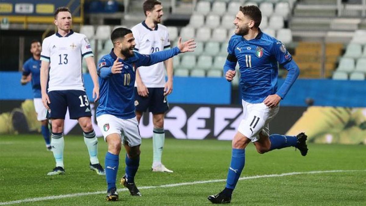 Insigne y Berardi festejan un gol de la selección de Italia.