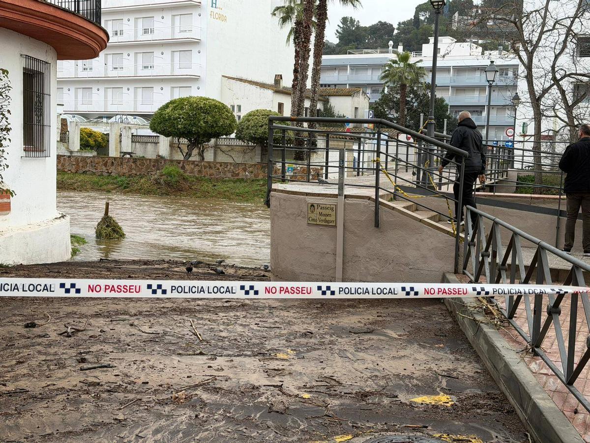 Tossa de Mar efectes de la llevantada: neteja passeig platja riera plena d'aigua