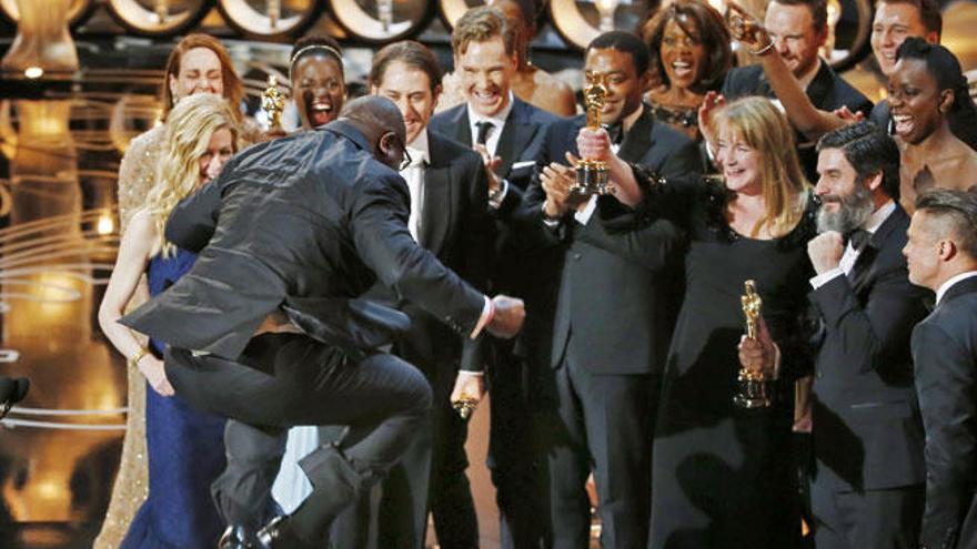 El reparto de &#039;12 años de esclavitud&#039; celebra los galardones recibidos en la gala de los Oscar.