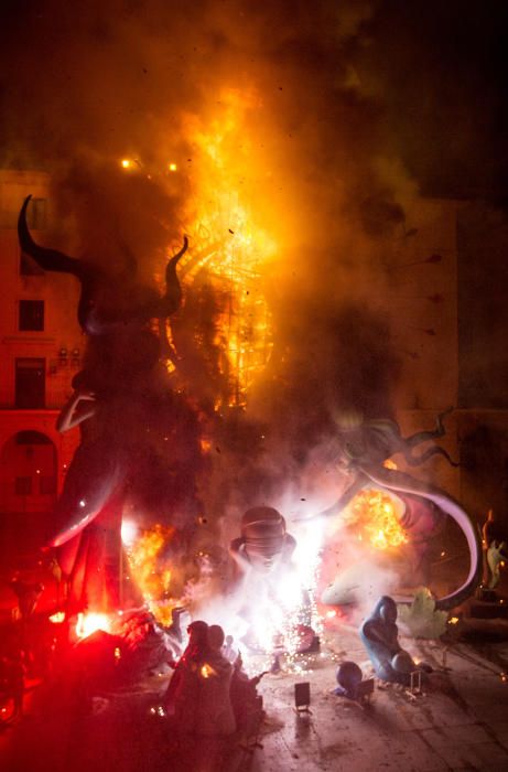 Alicante se rinde al fuego en su noche grande con la Cremà.