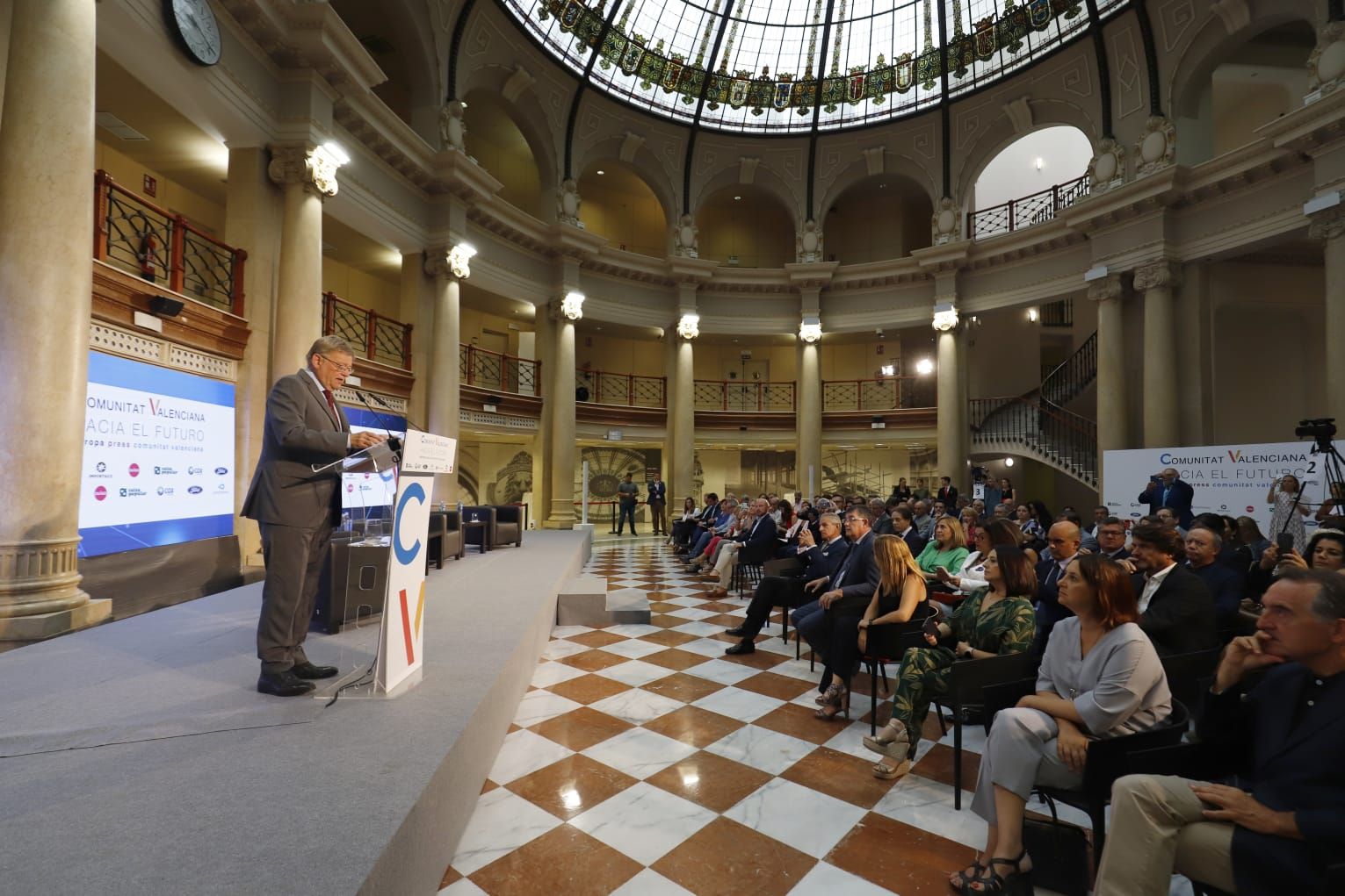 Ximo Puig inaugura la "Jornada Comunitat Valenciana hacia el futuro" en el Palacio de las Comunicaciones