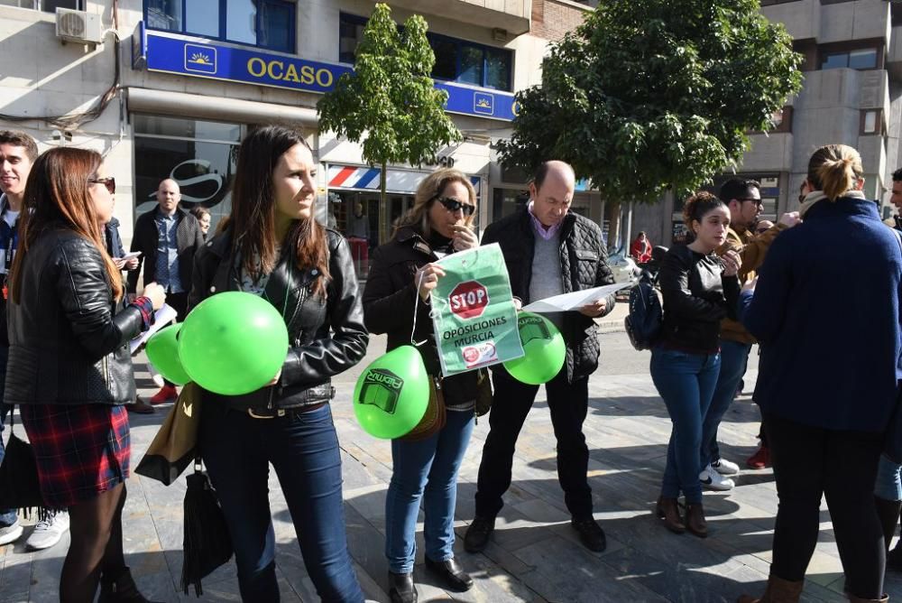 Los interinos de Educación protestan por las oposi