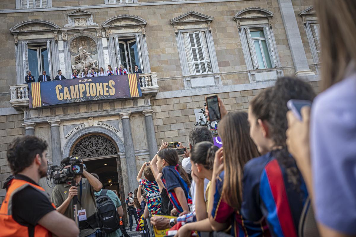 El Barça femenino celebra su Champions en la plaça Sant Jaume