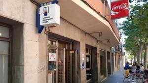 Administración de lotería en el bar Noguera de Mataró, donde ha caído parte del segundo premio del sorteo del Niño