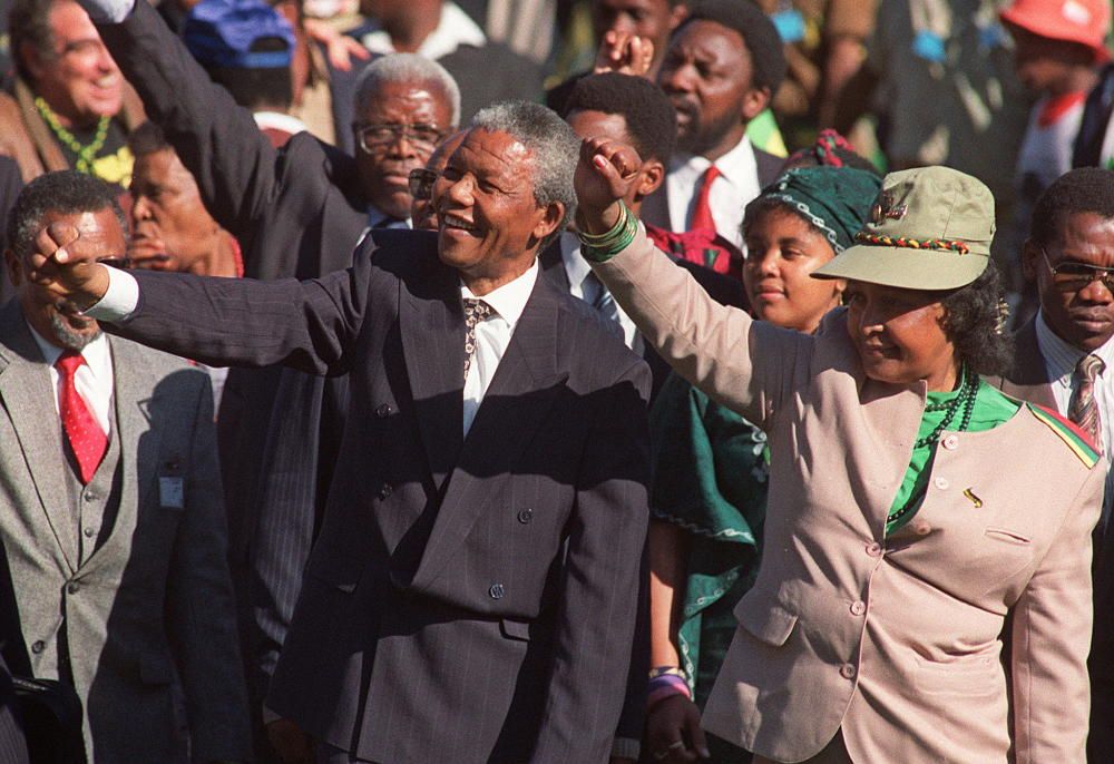 Nelson Mandela y su entonces esposa Winnie Madikizela-Mandela llegan a una manifestación en Durban en 1991. AFP PHOTO / AFP FILES / TREVOR SAMSON