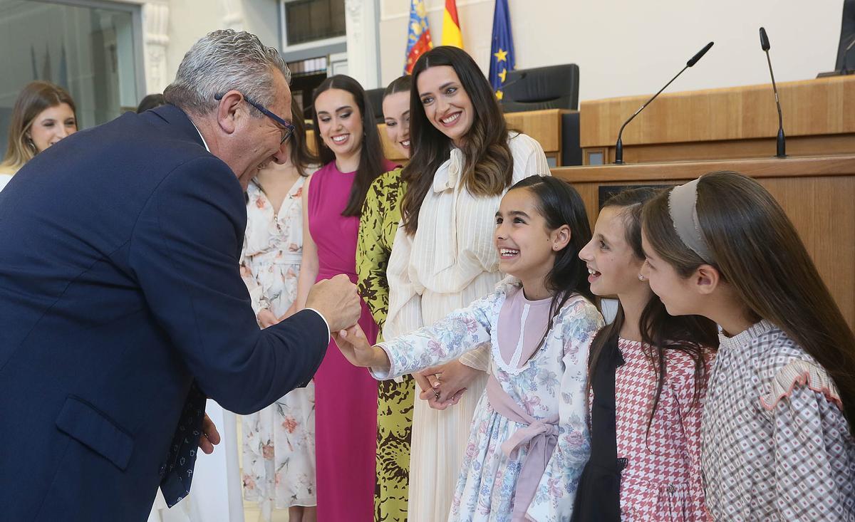 La Diputación recibe a las Belleas del Foc de Alicante