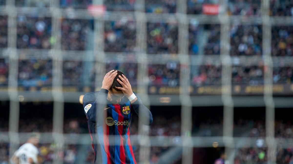 Ferran Torres se lamenta tras fallar un penalti ante el Valencia en el Camp Nou.