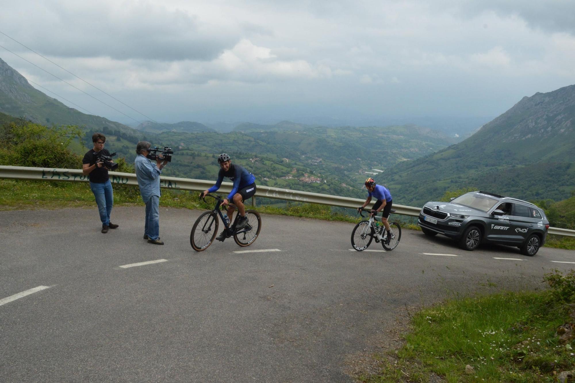En imágenes: El seleccionador argentino Lionel Scaloni y Pedro Delgado suben al Angliru
