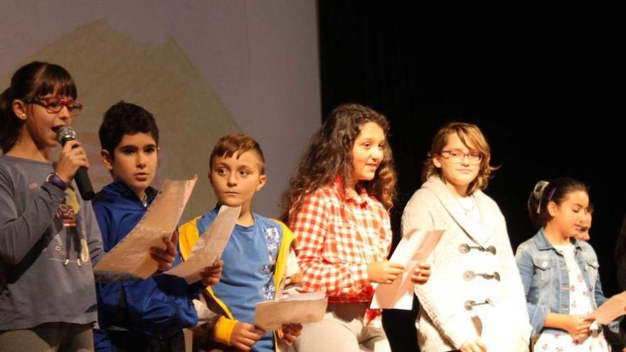 Los alumnos del colegio público Santa Eulalia de Mérida recitando poemas de Juan Ramón Jiménez.