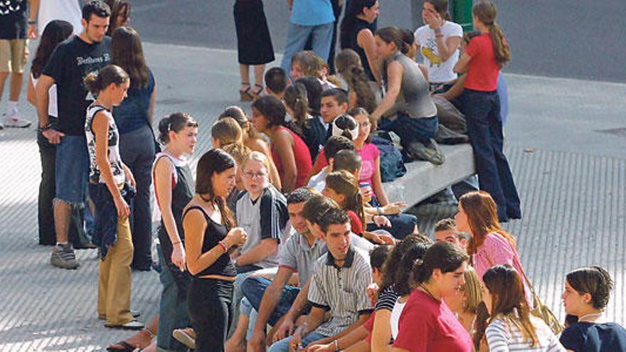 Alumnos de Secundaria en la conocida como ´plaza del tubo´ de Palma.