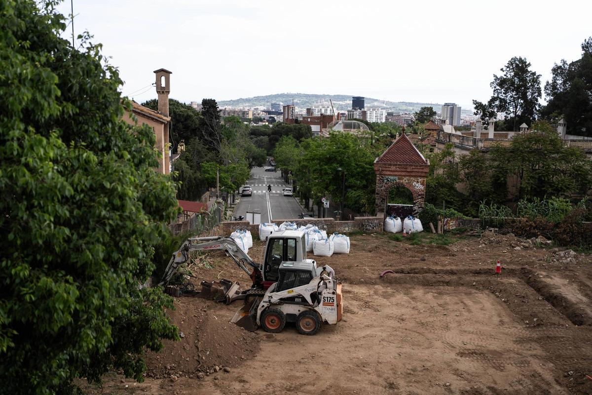 Una excavadora en las obras para instalar unos barracones en el parque del Castell de lOreneta, en Barcelona. Una excavadora en las obras para instalar unos barracones en el parque del Castell de lOreneta, en Barcelona.