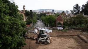 Una excavadora en las obras para instalar unos barracones en el parque del Castell de lOreneta, en Barcelona.