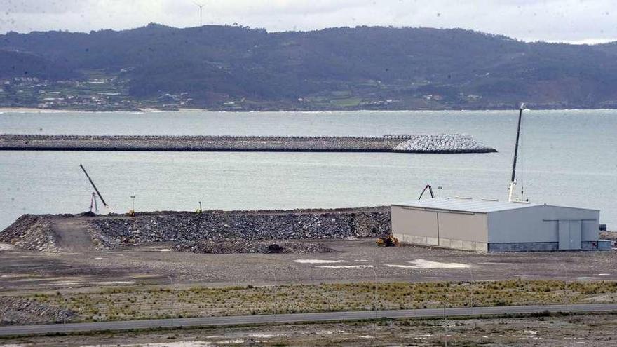 Una nave y zona en obras en la explanada del puerto exterior.