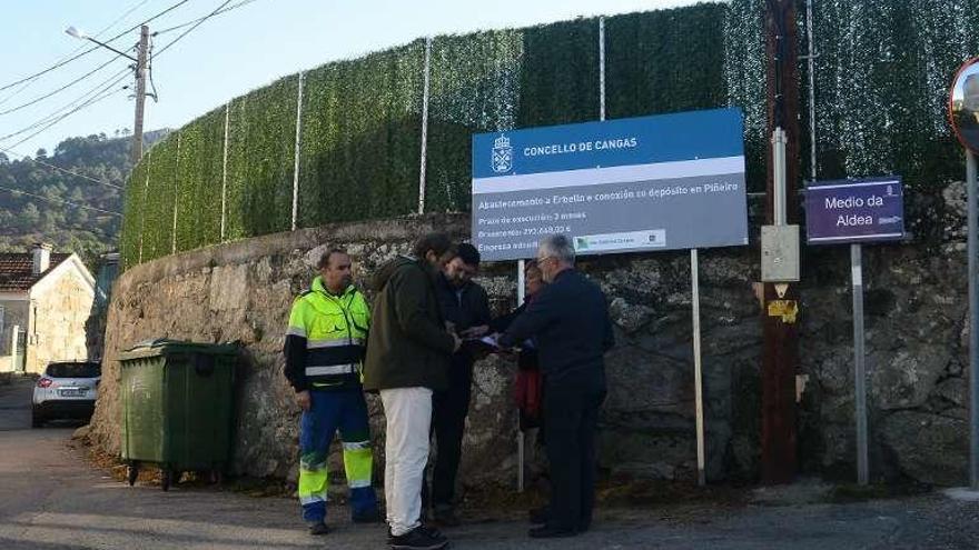 Instalación del cartel de las obras de Herbello. // Gonzalo Núñez