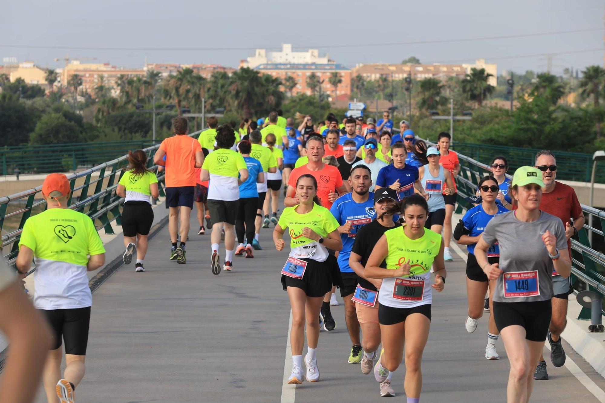 Búscate en la Carrera de la Solidaridad de València: así ha sido el paso por un puente mítico de la ciudad