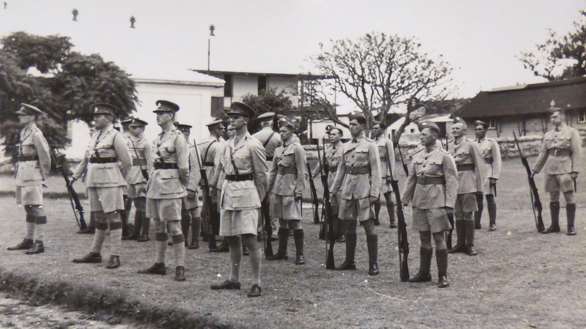 El gobernador militar de Bermudas y sus oficiales durante la Segunda Guerra Mundial.