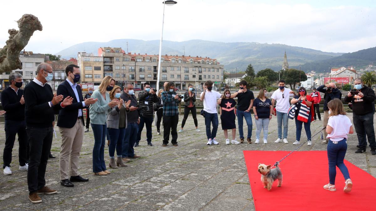 La modelo Manuela Simil y la perrita Gigi desfilan con una camiseta y una correa Juan María by Lolola. // Marta G. Brea