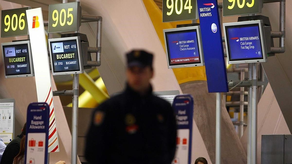 Un agente de la Policía Nacional, en la T-4 de Barajas.